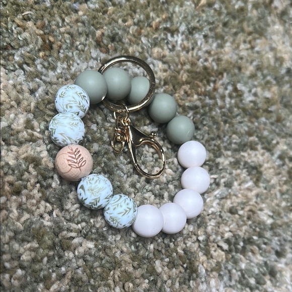 Fern Artichoke Green Cream Keychain Bracelet Wristlet Silicone Beaded 1 Wooden - Picture 2 of 4